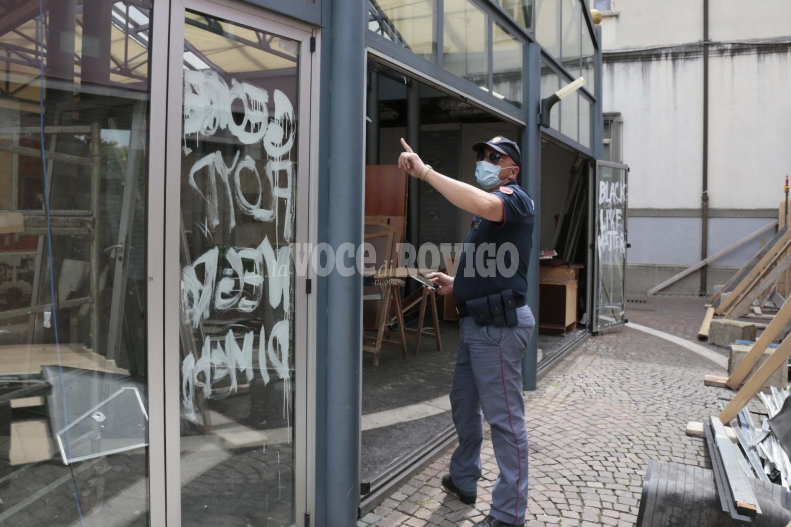 La citt&agrave; contro i vandali: "Qui il razzismo non &egrave; di casa. Vergogna!"