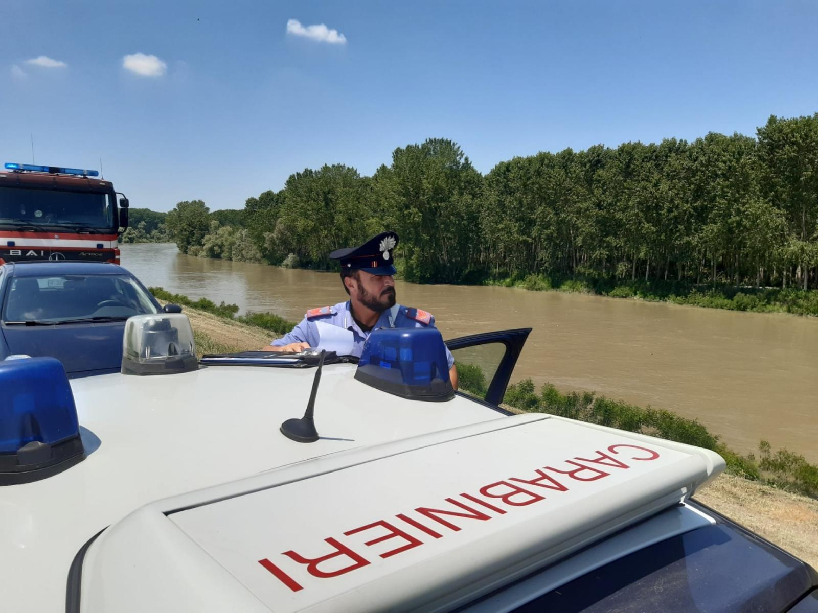 Preso con la droga, si tuffa, attraversa il Po a nuoto e scappa