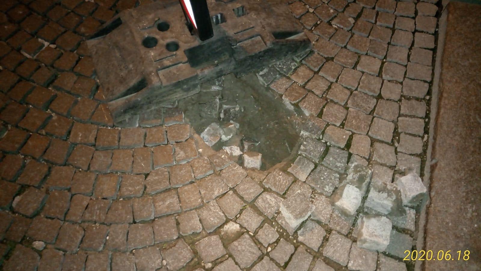 Voragine in via Manzoni, chiusa la strada