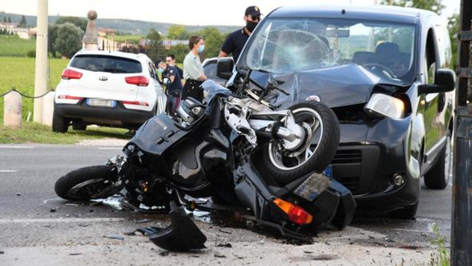 Schianto con un'auto: muore motociclista