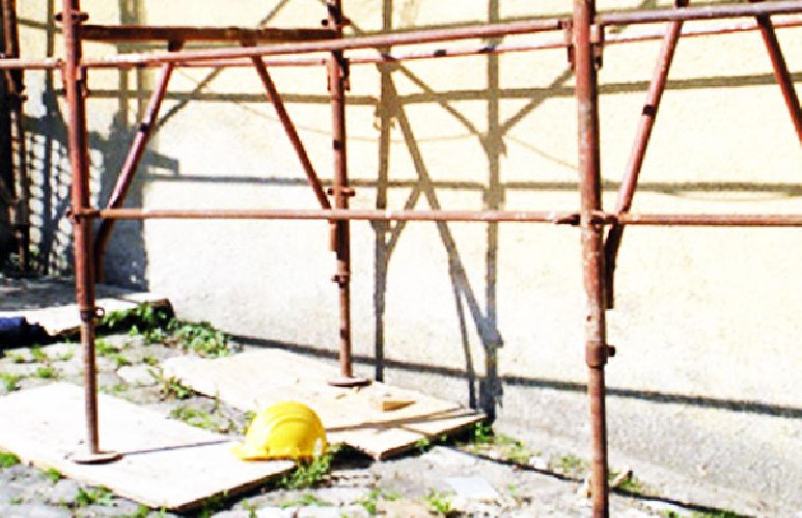 Settantenne cade da un'impalcatura&nbsp;di tre metri