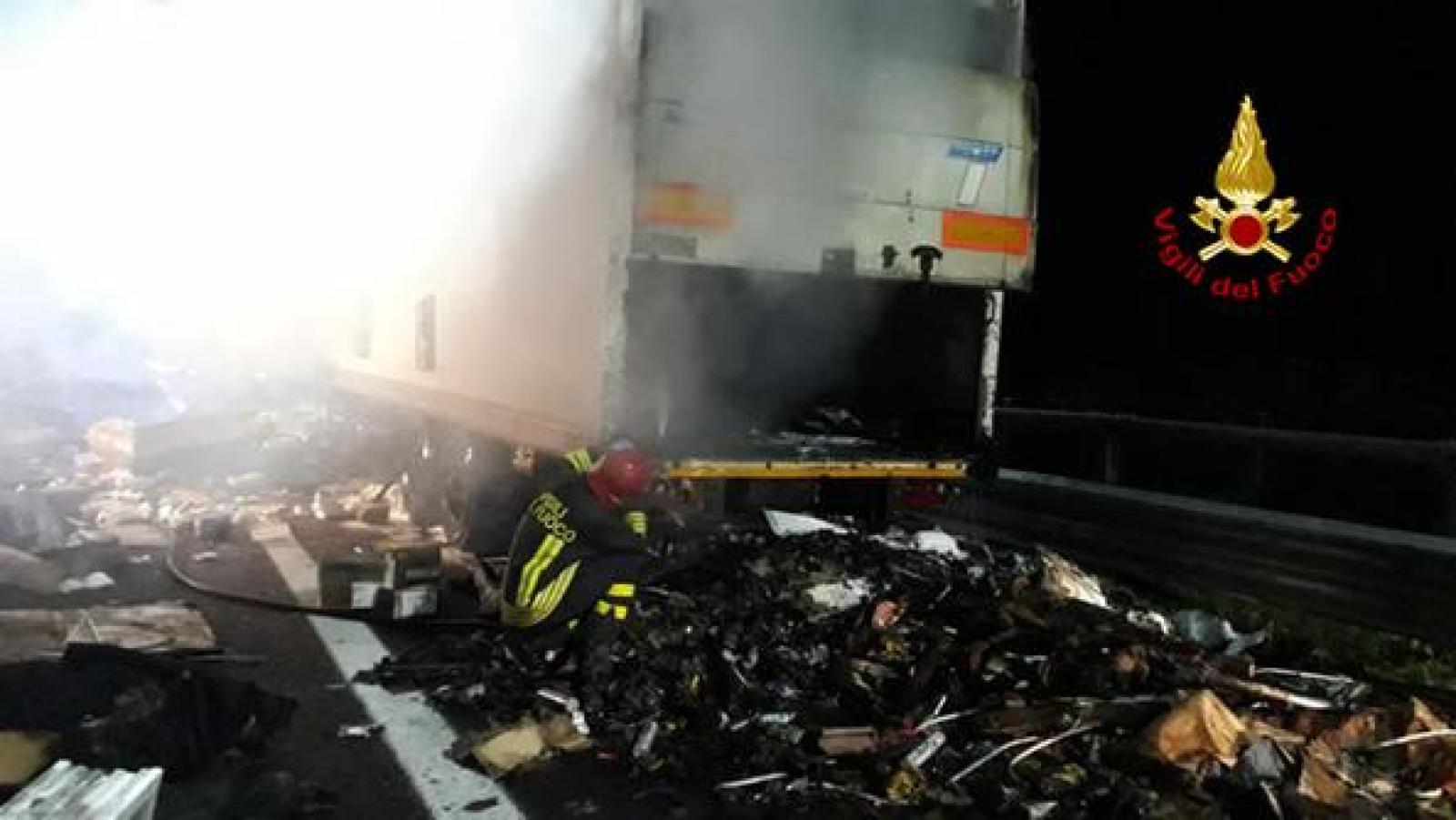 Rimorchio a fuoco in A13: autostrada bloccata 