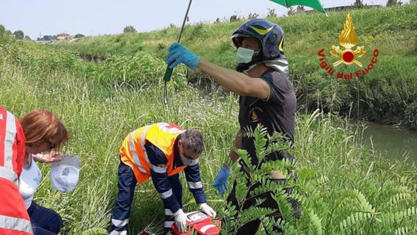 Disabile cade con la carrozzina lungo un pendio della ciclabile