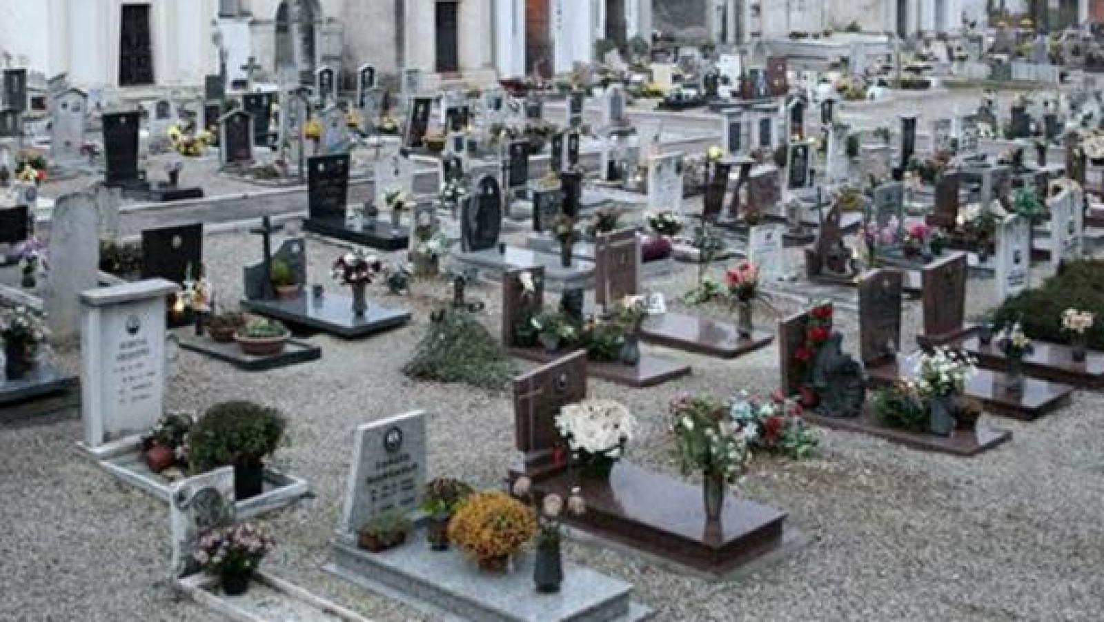 Malore al cimitero:trovato di notte tra le tombe