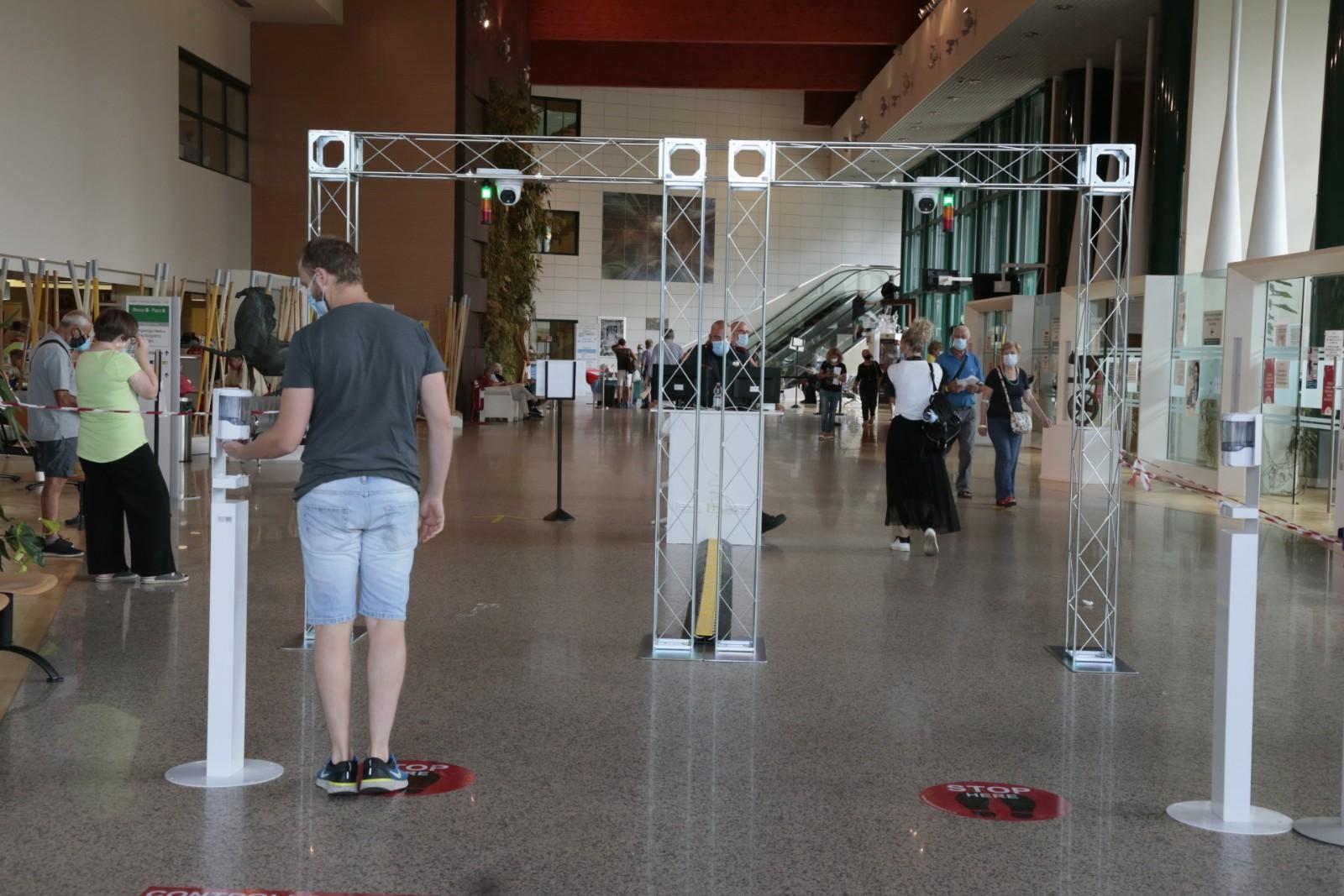 "Mascherine in classe, ha vinto il veneto! Ora termoscanner nelle scuole"