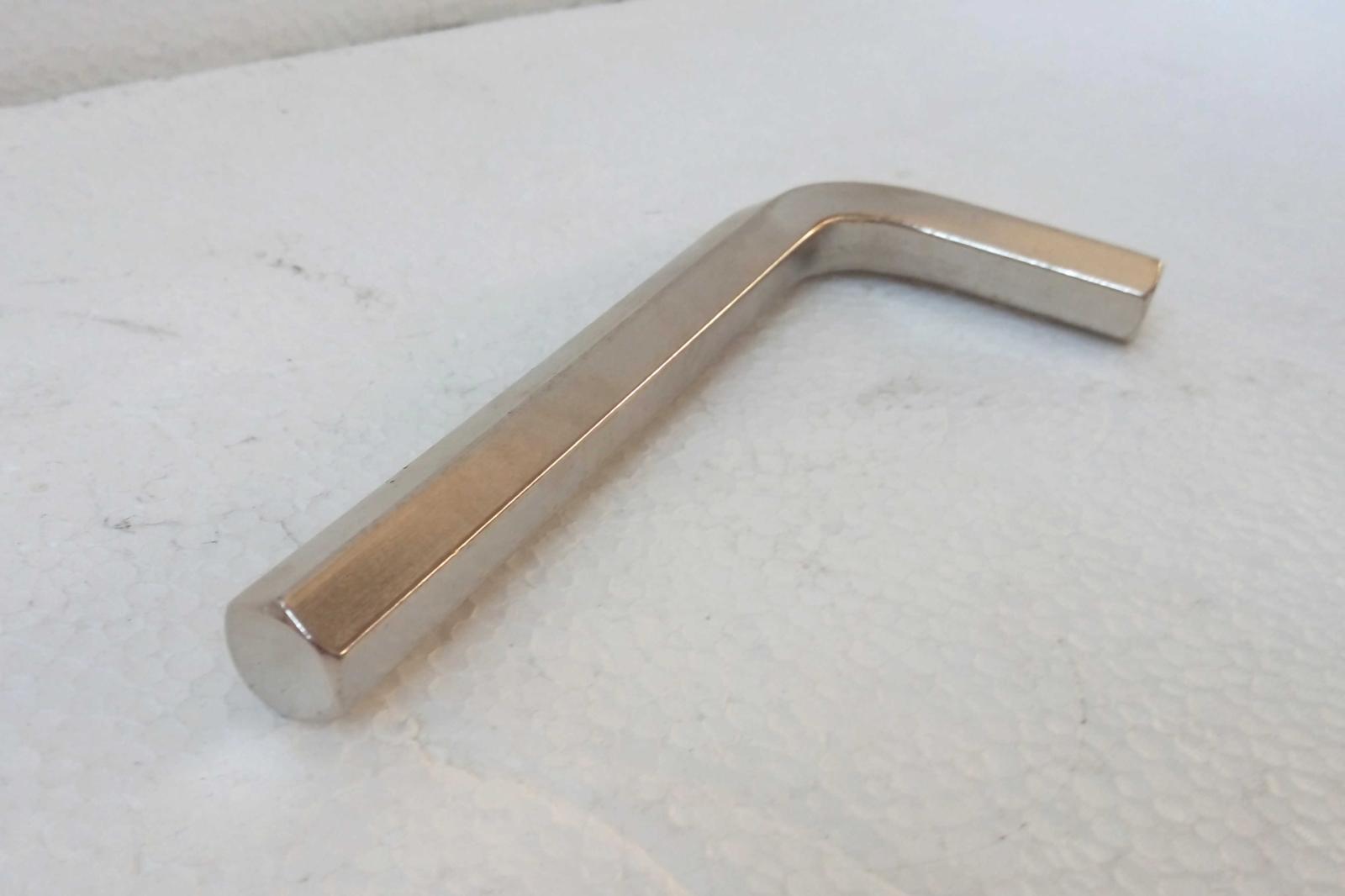 Aggredisce il meccanico con una grossa chiave a brugola: era scontento della riparazione