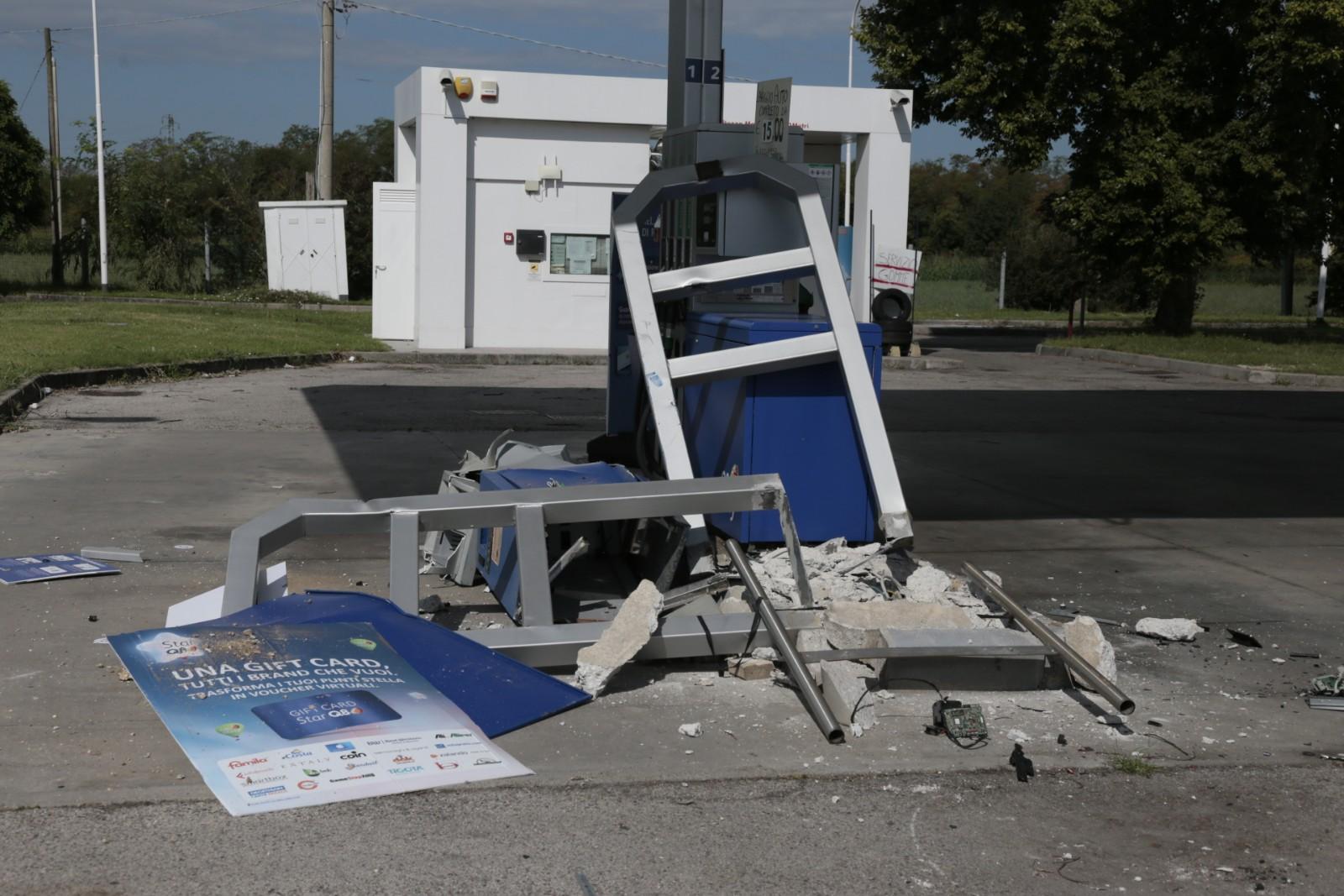 Sgominata la banda della ruspa che distruggeva i distributori