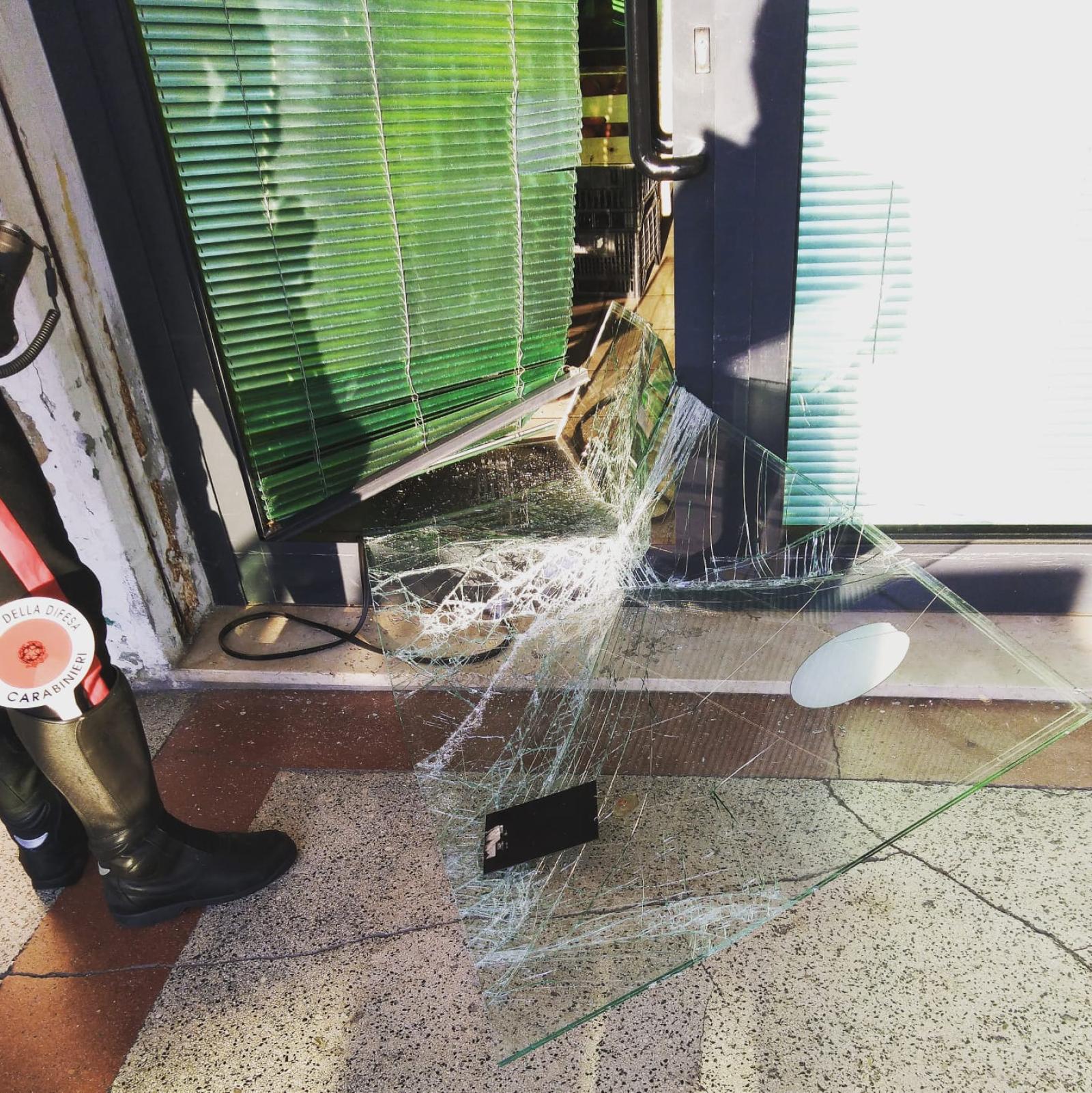 La citt&agrave; &egrave; in mano ai ladri: spaccate e furti in abitazione nella notte