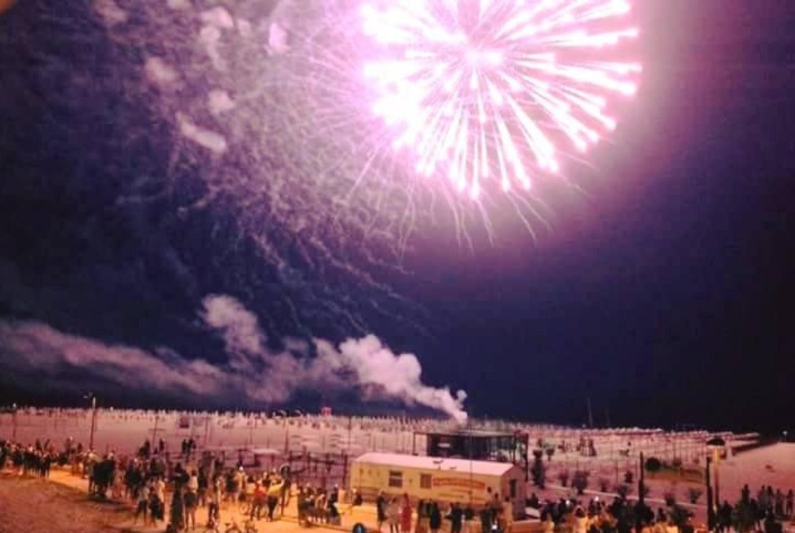 Fiochi in spiaggia: venerd&igrave; 14 la magia a Rosolina Mare
