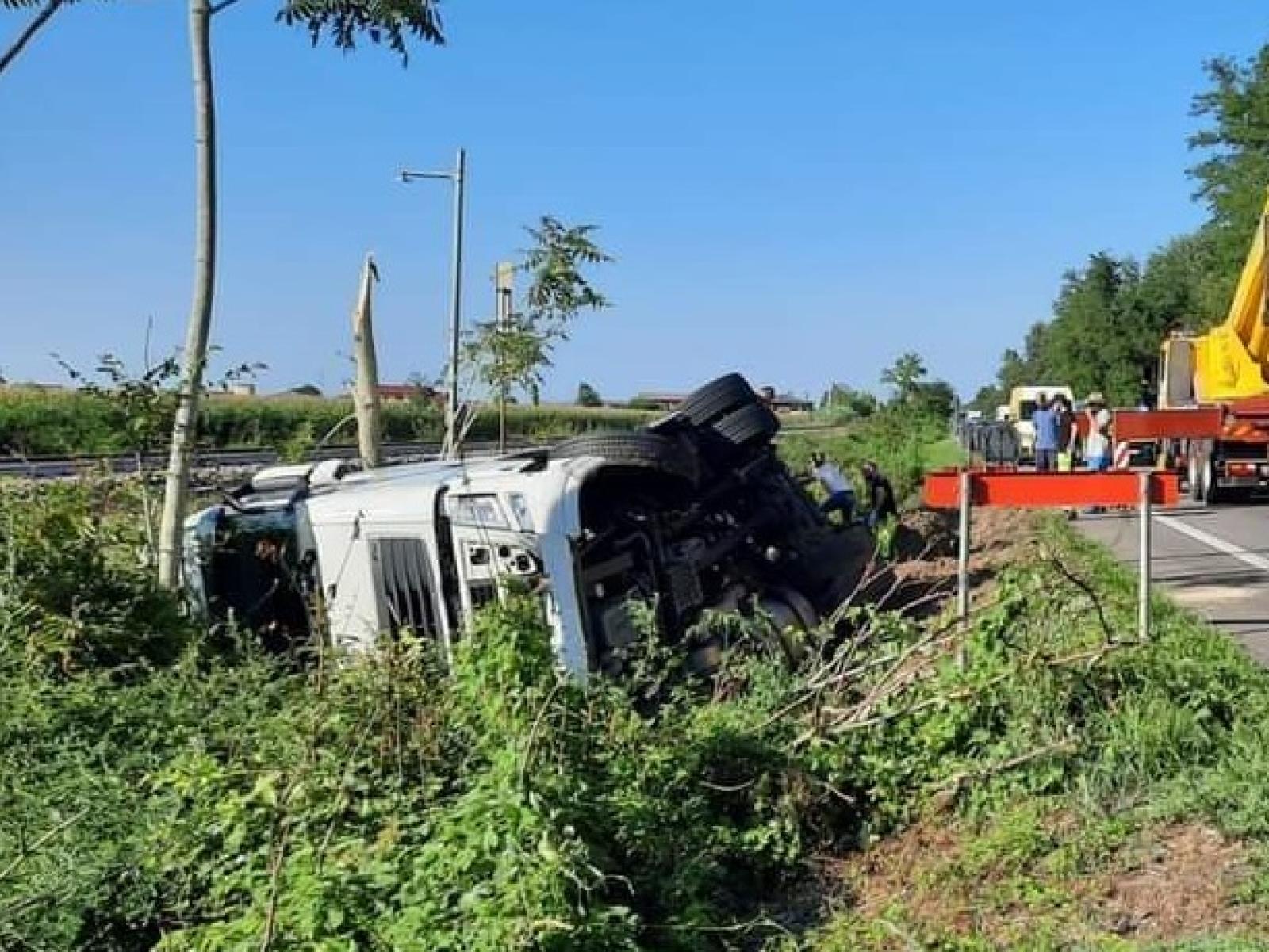 Inferno in Romea, tir ribaltato, code e incidenti a raffica