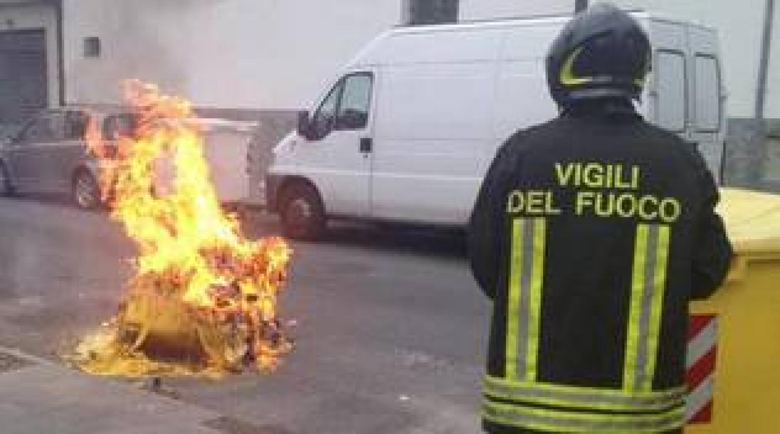 In fiamme un cassonetto, si indaga
