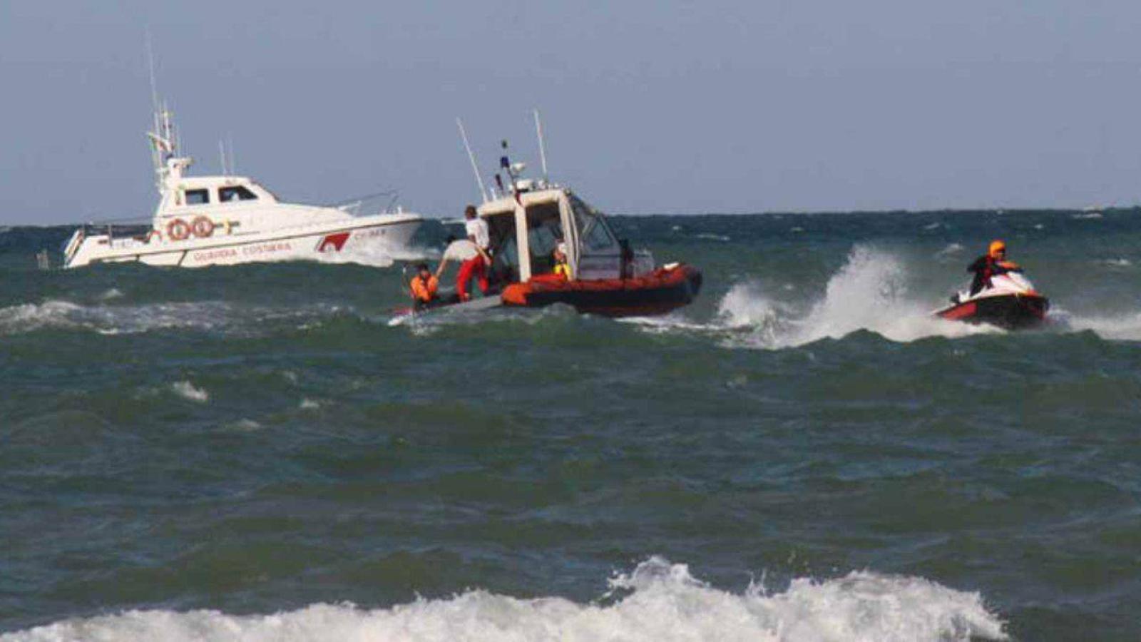 Si tuffa in mare e non riemerge pi&ugrave;