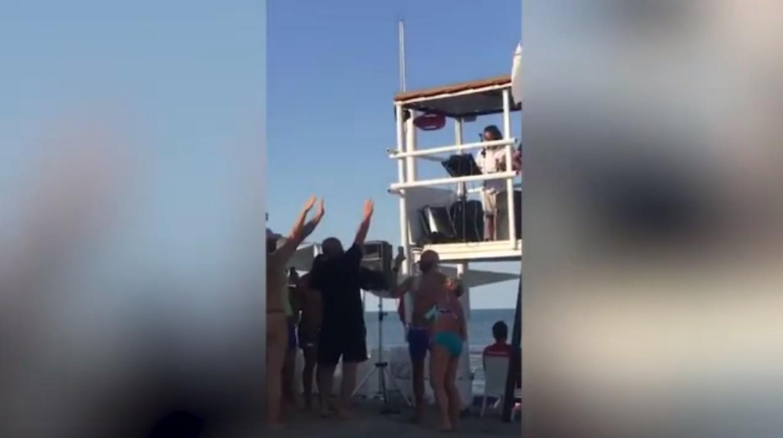 "Faccetta nera" dalle casse e saluto romano dei bagnanti