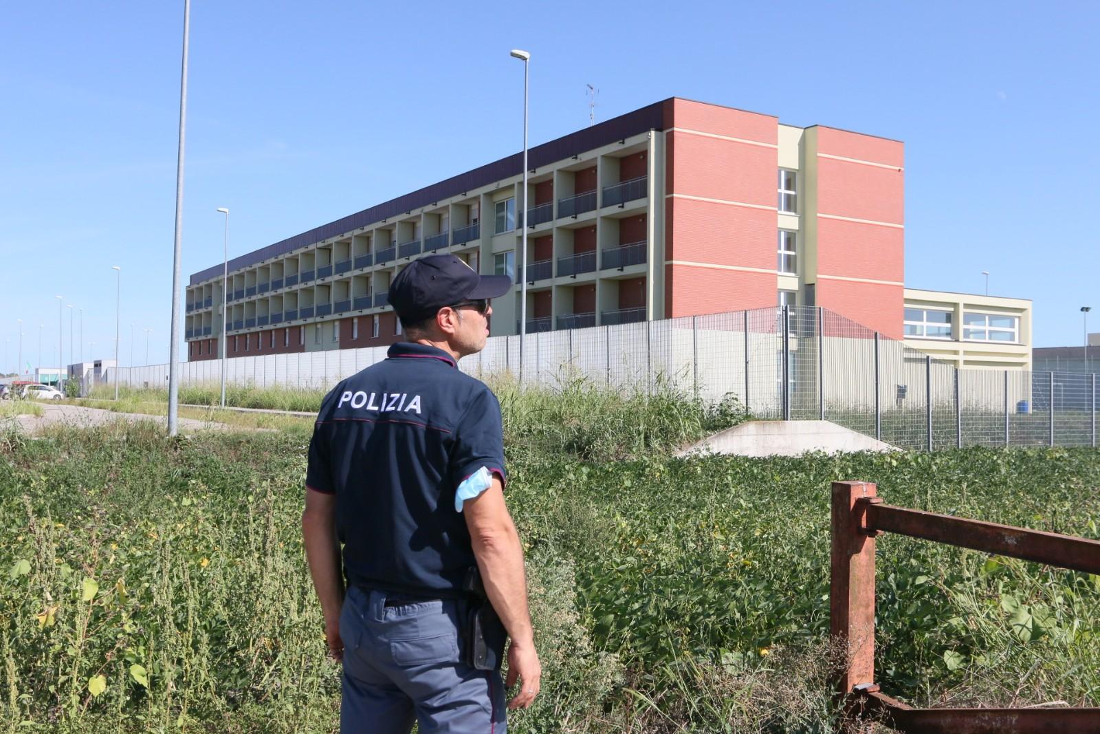 "Nessun provvedimento, dopo le botte al poliziotto in carcere"