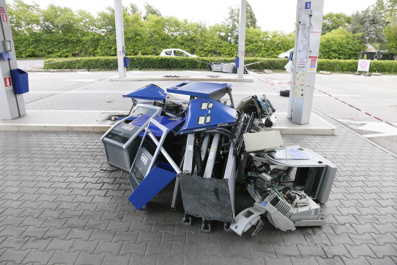 Tenta l'assalto al distributore, ma questa volta la banda della ruspa fallisce