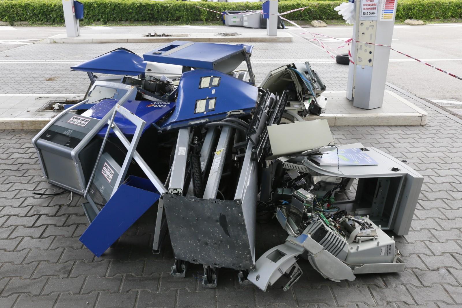 Un altro distributore distrutto con la ruspa per rubare