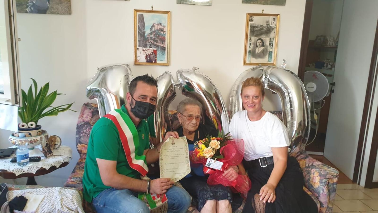 Nonna Venerina festeggia i cento anni