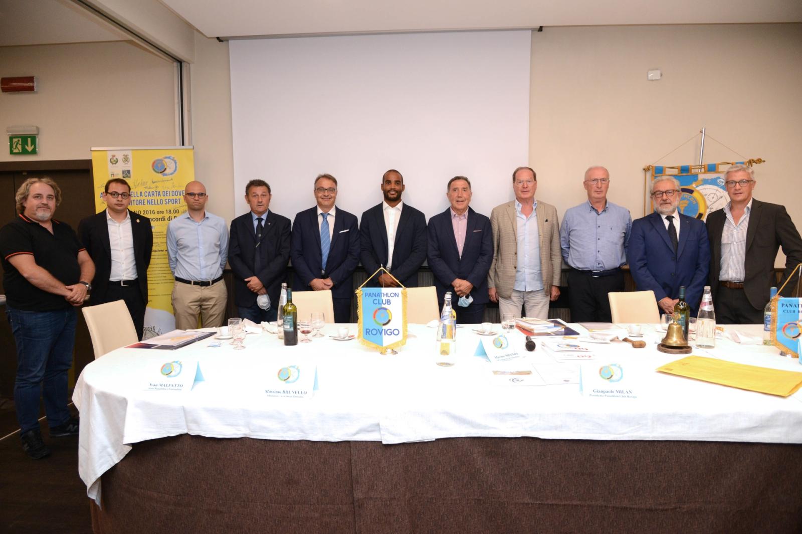 Il rugbista sceso in campo contro il Coronavirus, per aiutare