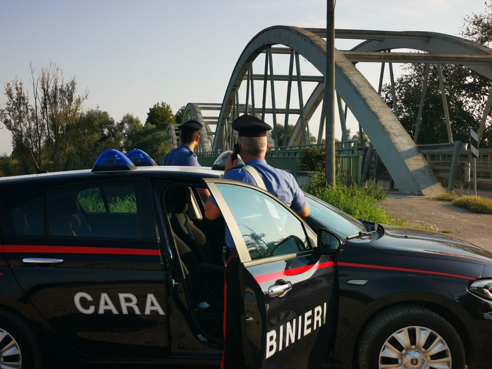 Imprenditore tenta di lanciarsi in Adige con un masso in braccio, i militari lo salvano