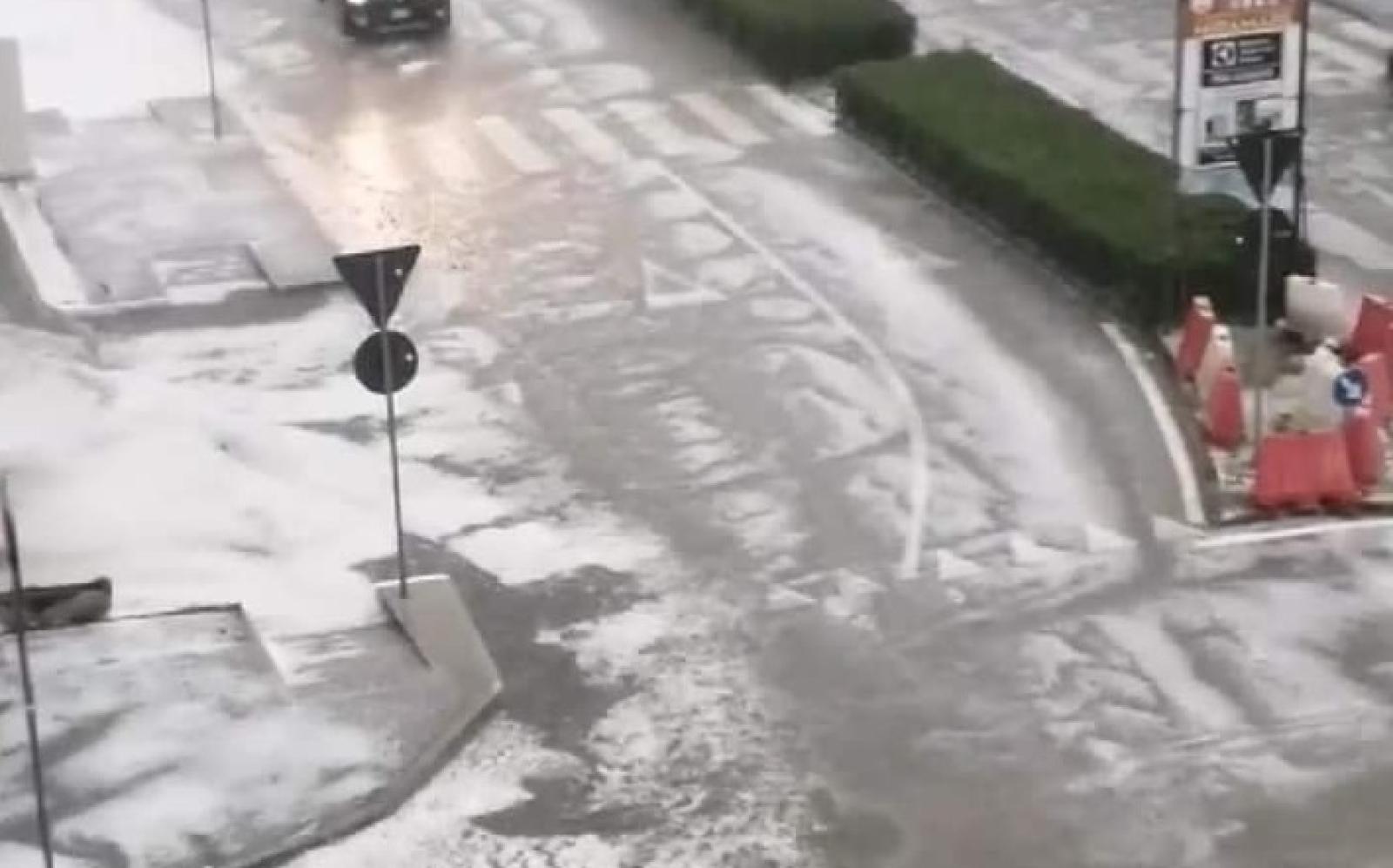 Straordinaria grandinata a Sottomarina: strade invase dai chicchi di ghiaccio