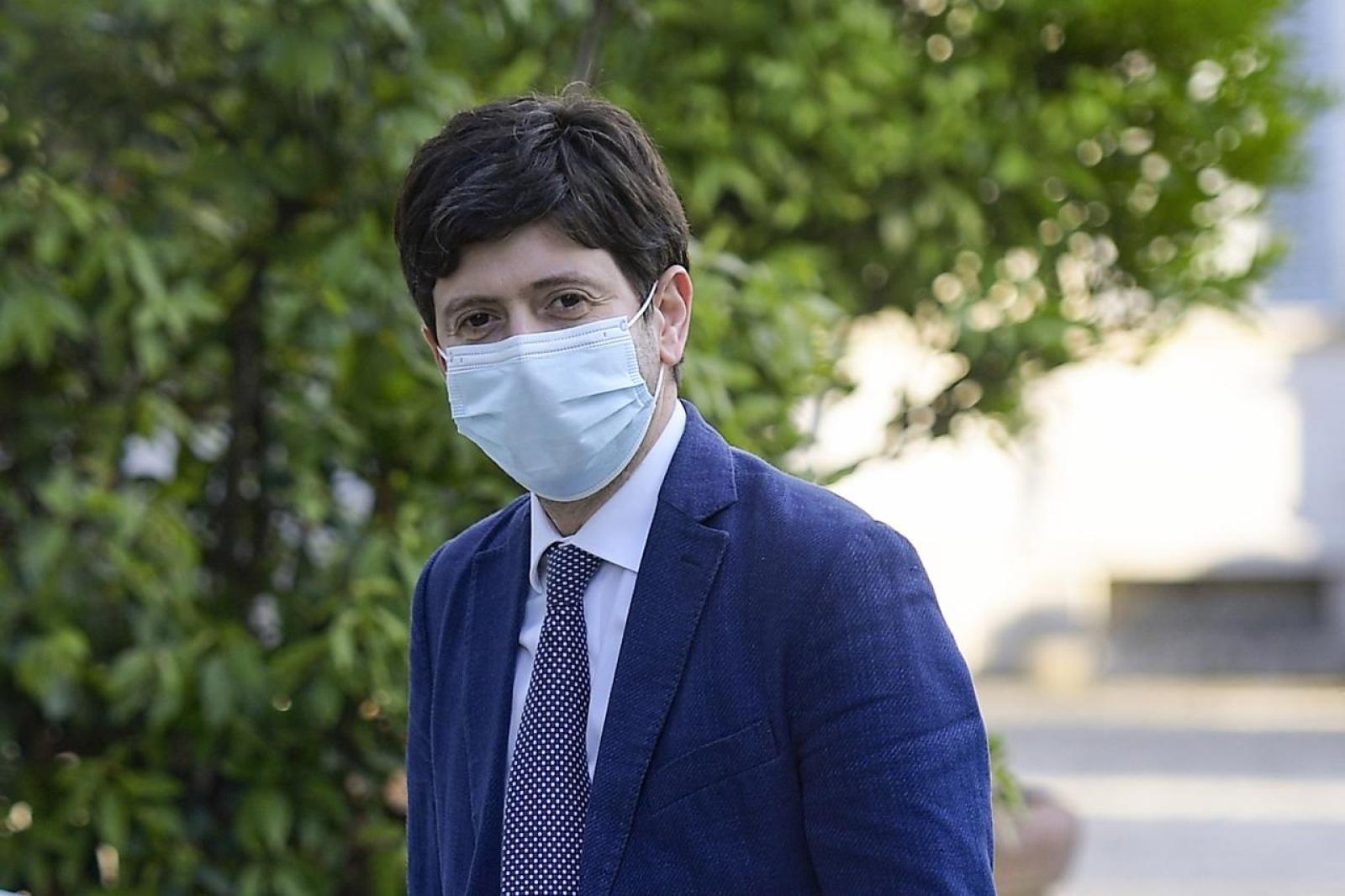 L'appello di Speranza: "Evitate spostamenti inutili. Dobbiamo abbassare la curva"