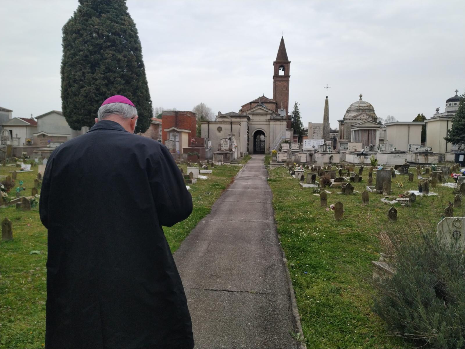 "Per i Morti, niente messe al camposanto"