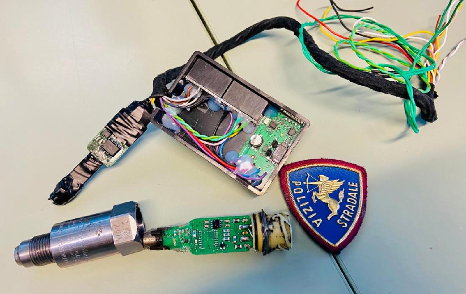 Alla guida per ore senza sosta, maxi multa e ritiro della patente a due camionisti