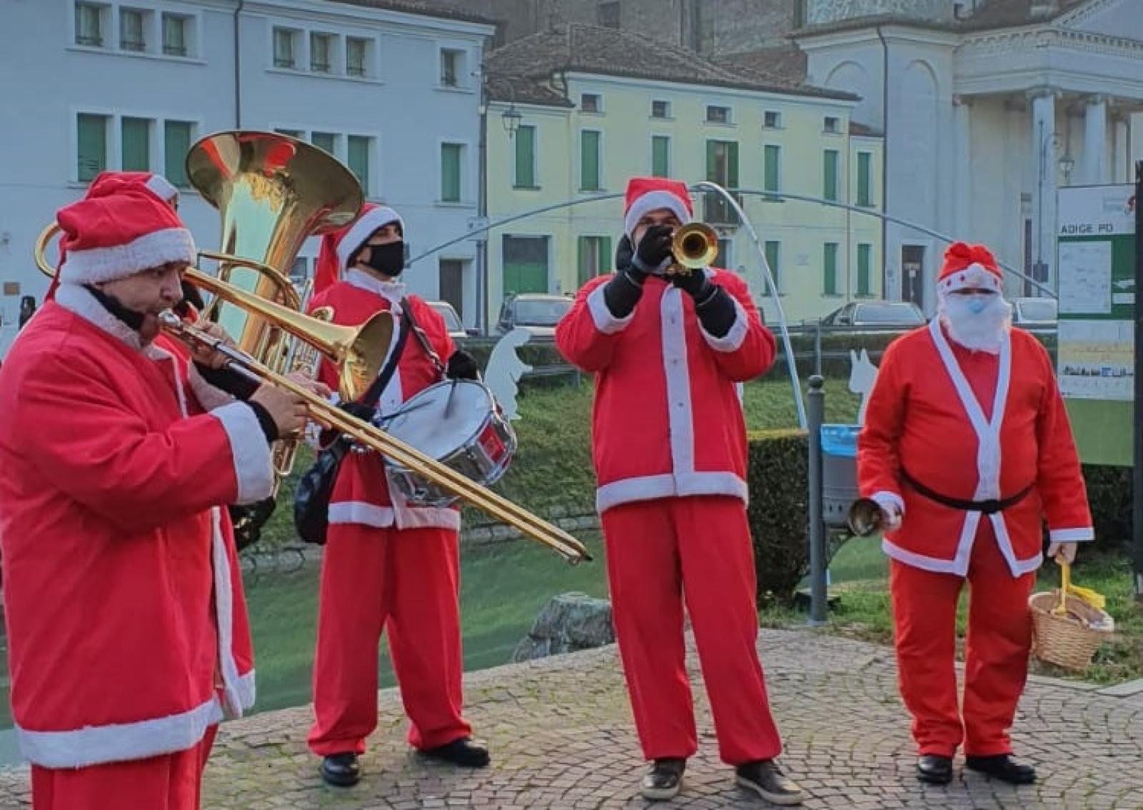 Babbi Natale in musica e monumenti da adottare
