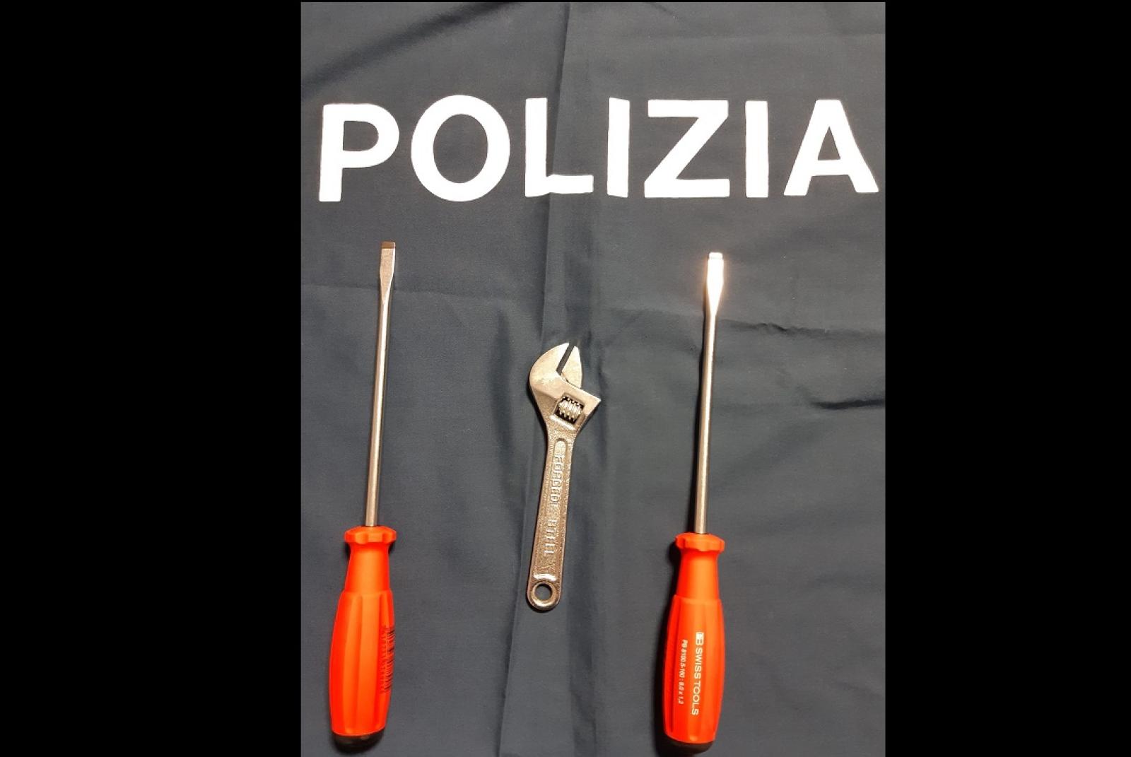 Giovanissime ladre rom armate di cacciaviti e chiavi inglesi beccate nell'androne del condominio