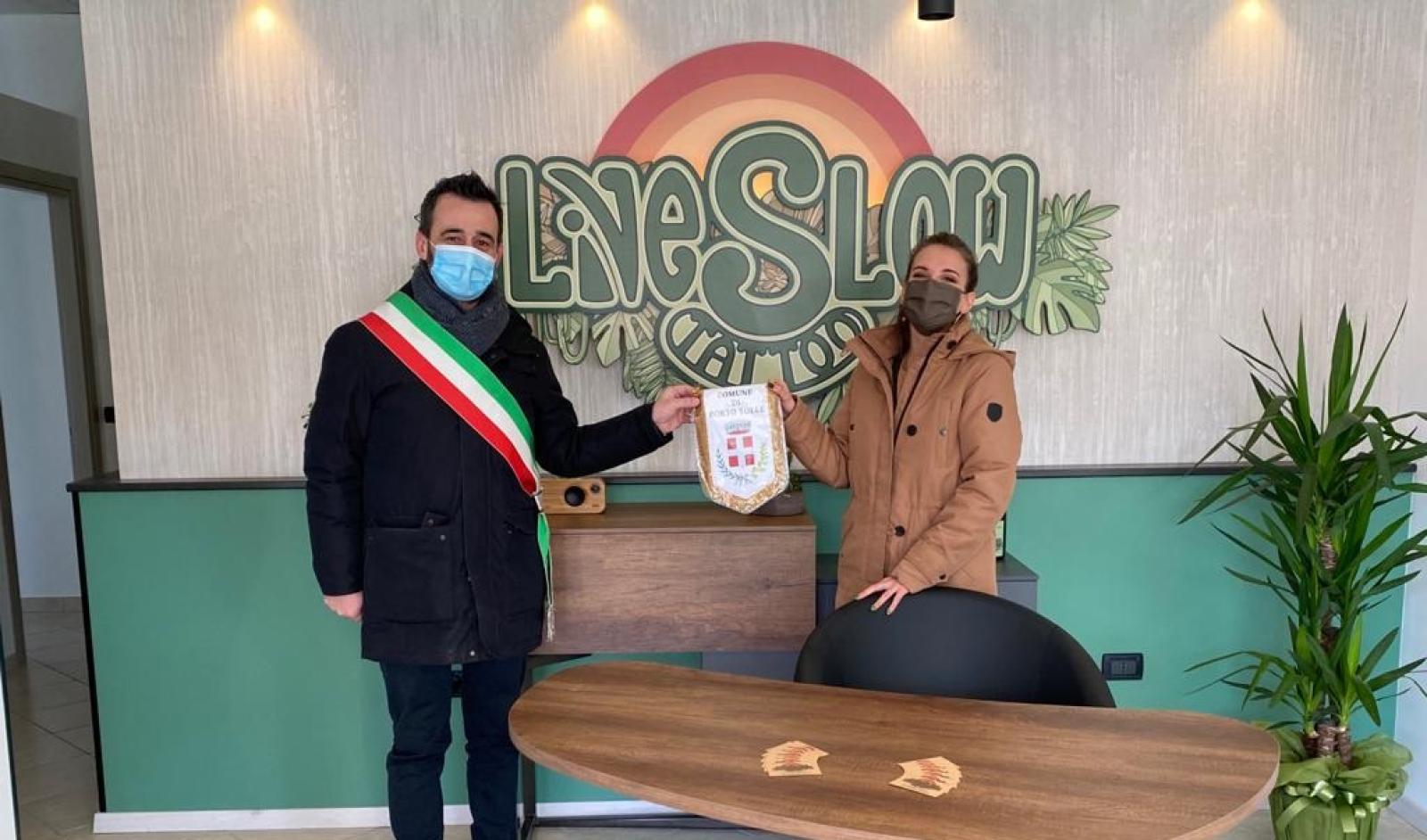 Nonostante il momento di crisi, la giovanissima Emma apre il primo tatoo shop del paese