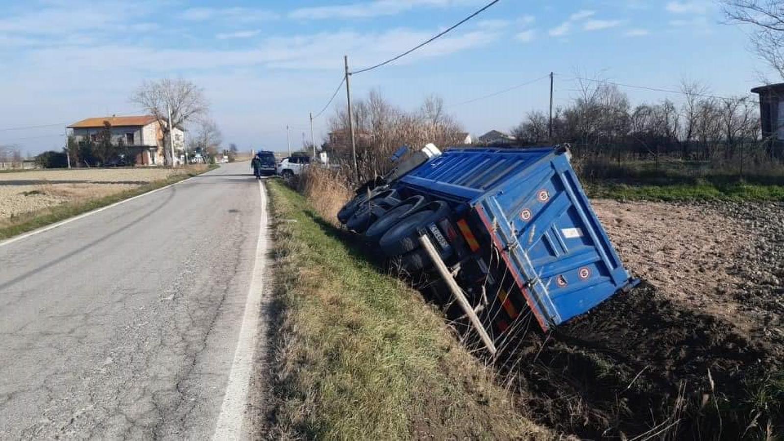 Camion finisce nel fossato: attenzione, strada chiusa!