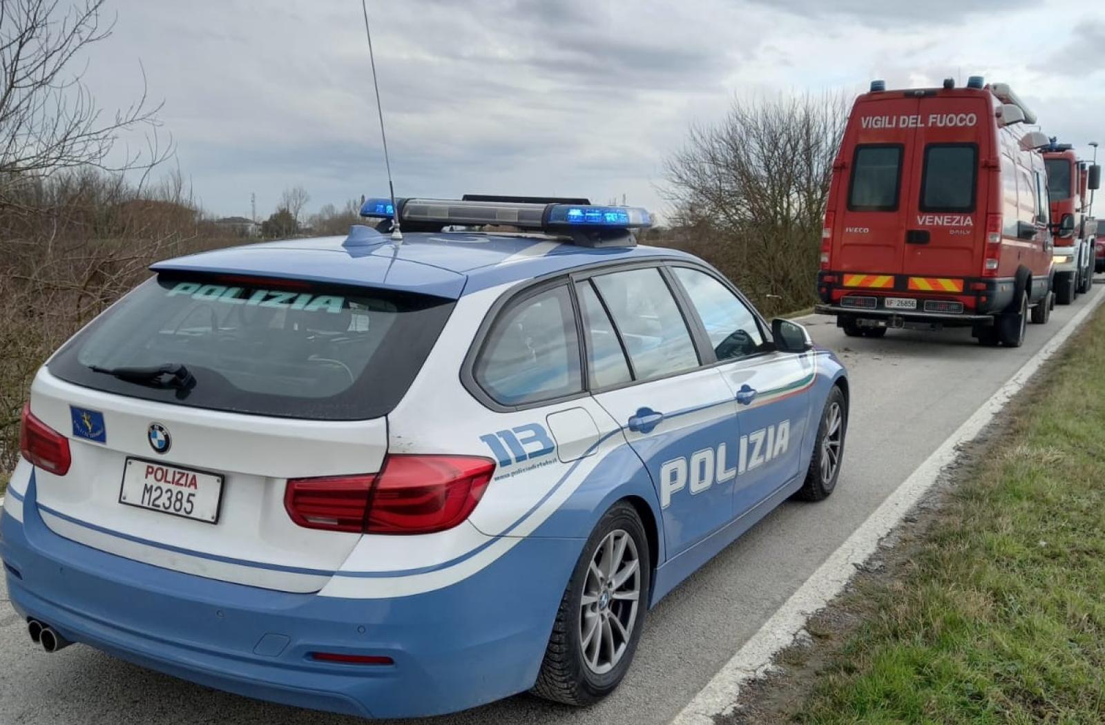 Auto capovolta nel canale, due 20enni rischiano di morire assiderati