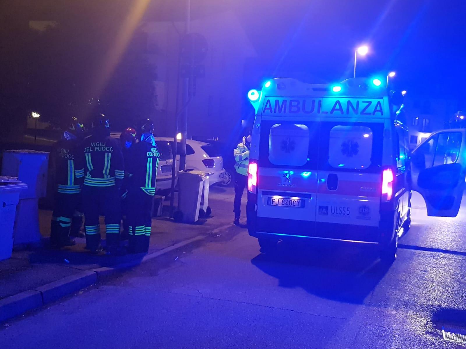 Muore a 80 anni scavalcando il cancello