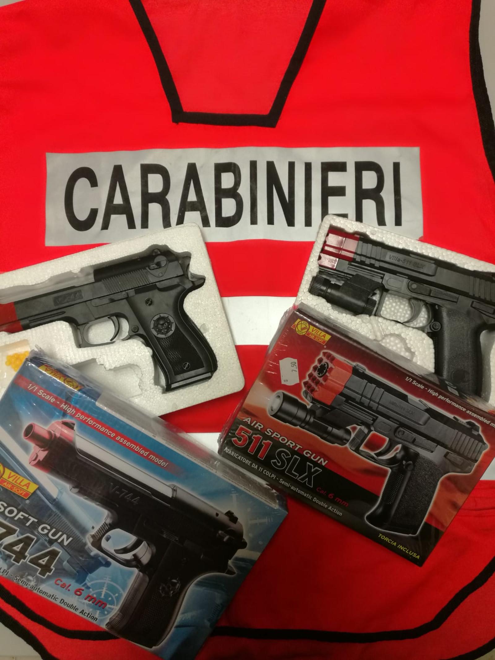 Un ragazzo di 24 anni terrorizza i passanti per divertimento impugnando delle armi 