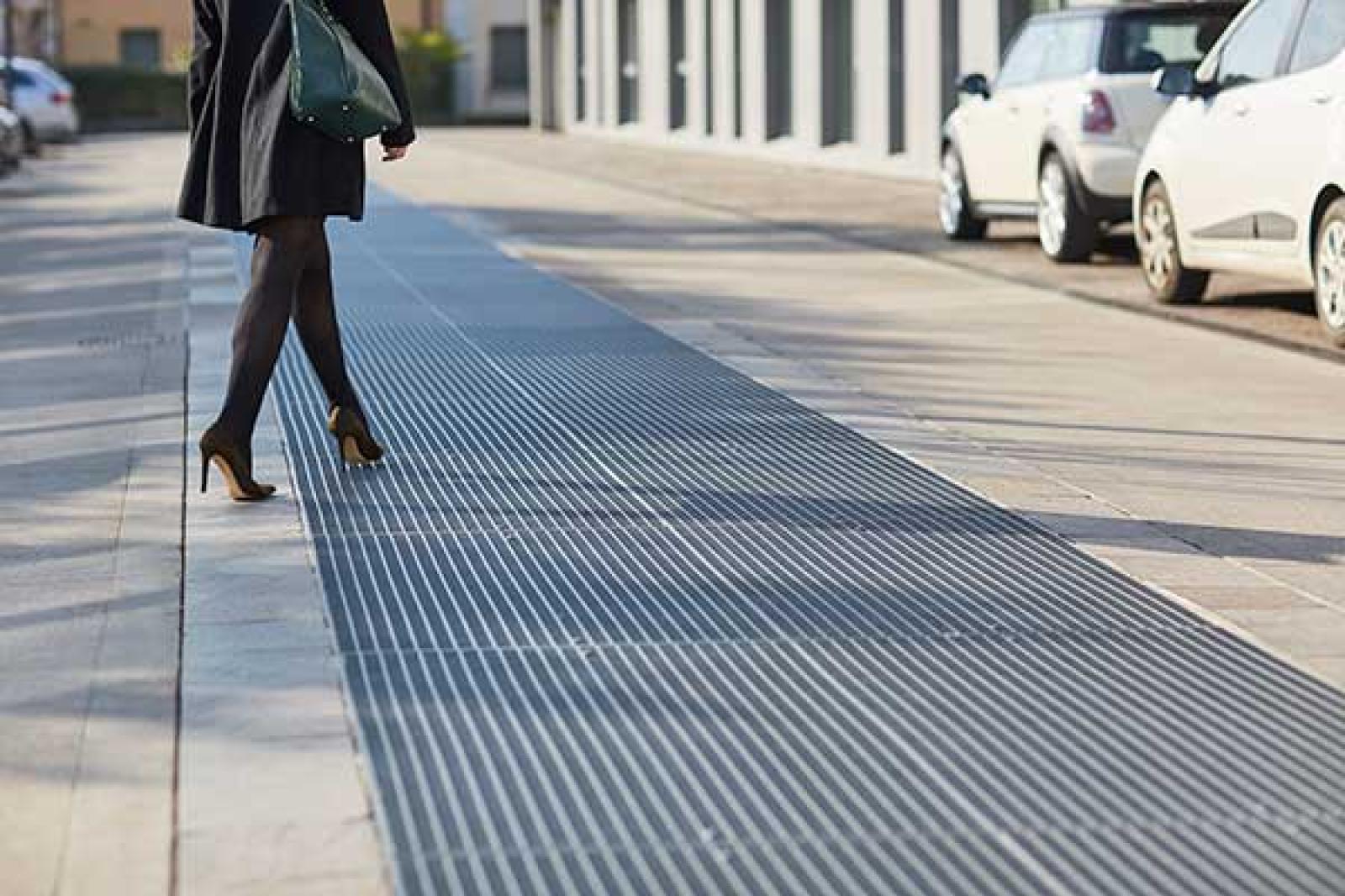 Caduta su grata metallica, chi paga?