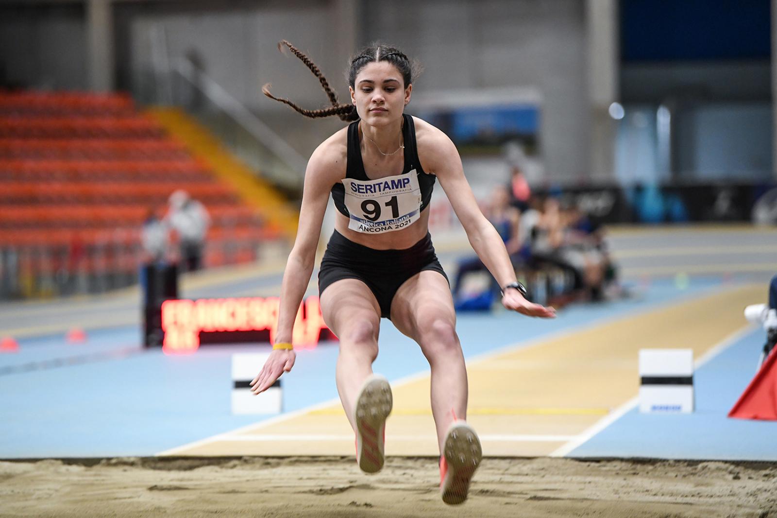 Laura salta sul podio tricolore. Complimenti!
