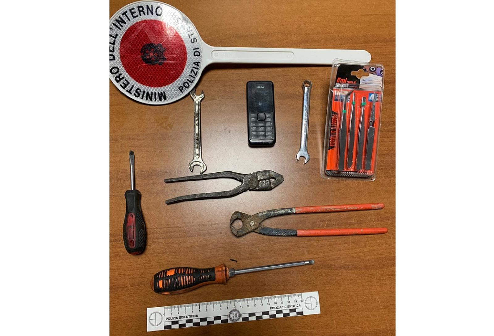 Banda di borseggiatrici nell&rsquo;area commerciale derubano clienti e negozianti