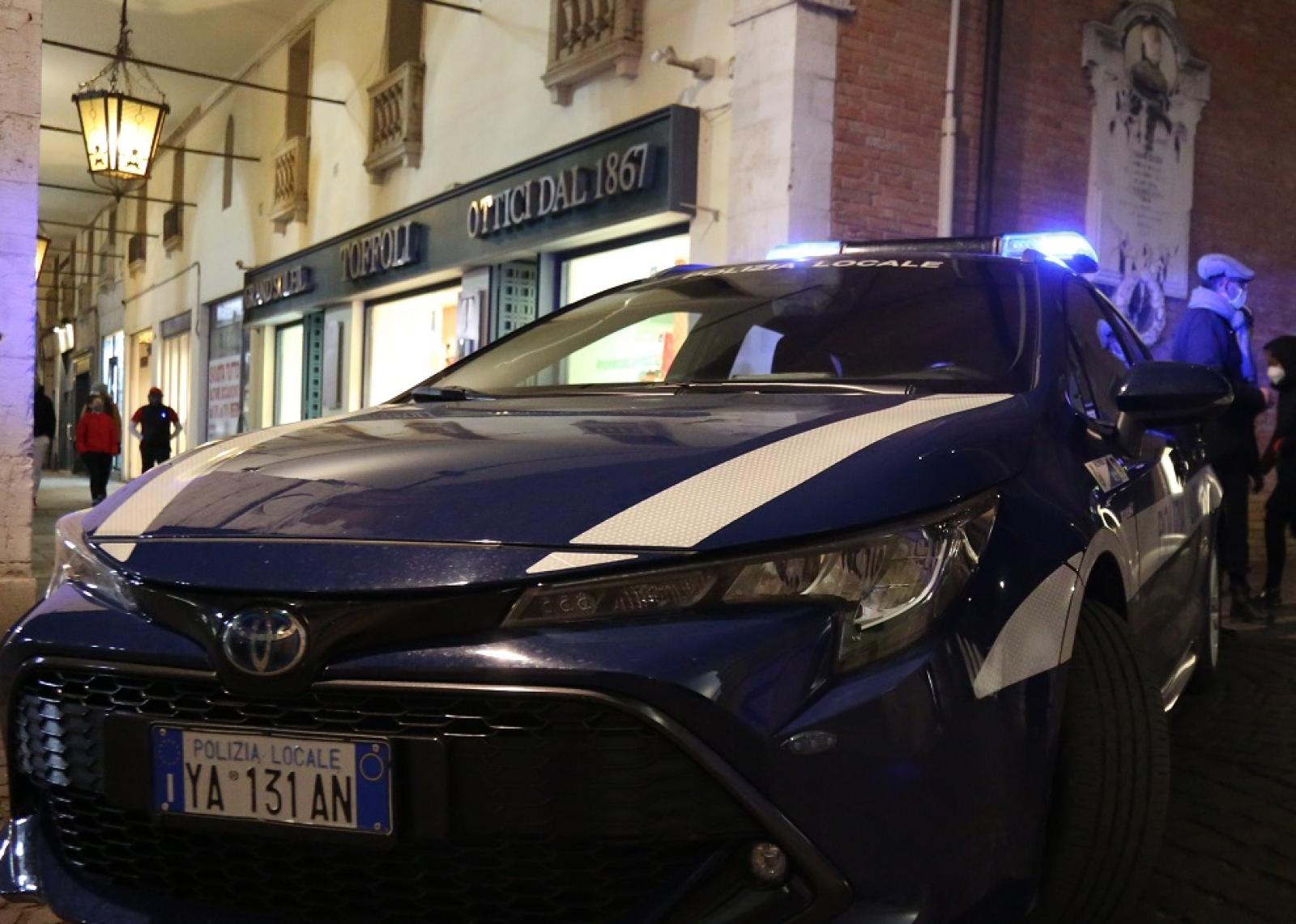 "Niente distanza di sicurezza", chiuso un bar della movida