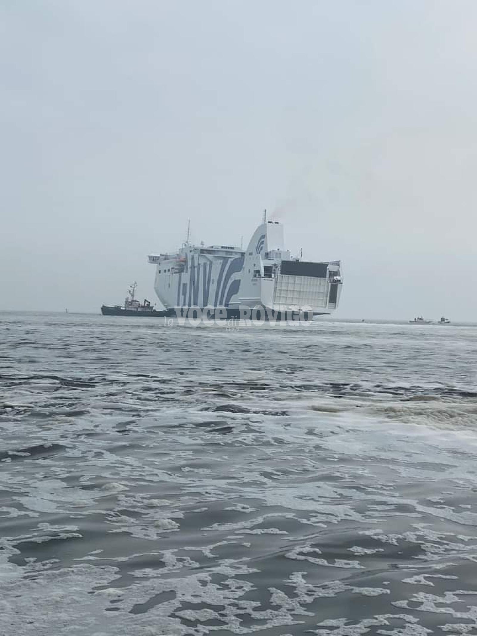 La marea sblocca la nave incagliata