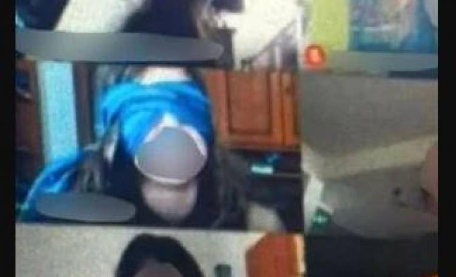 Prof costringe l'allieva a bendarsi durante l'interrogazione