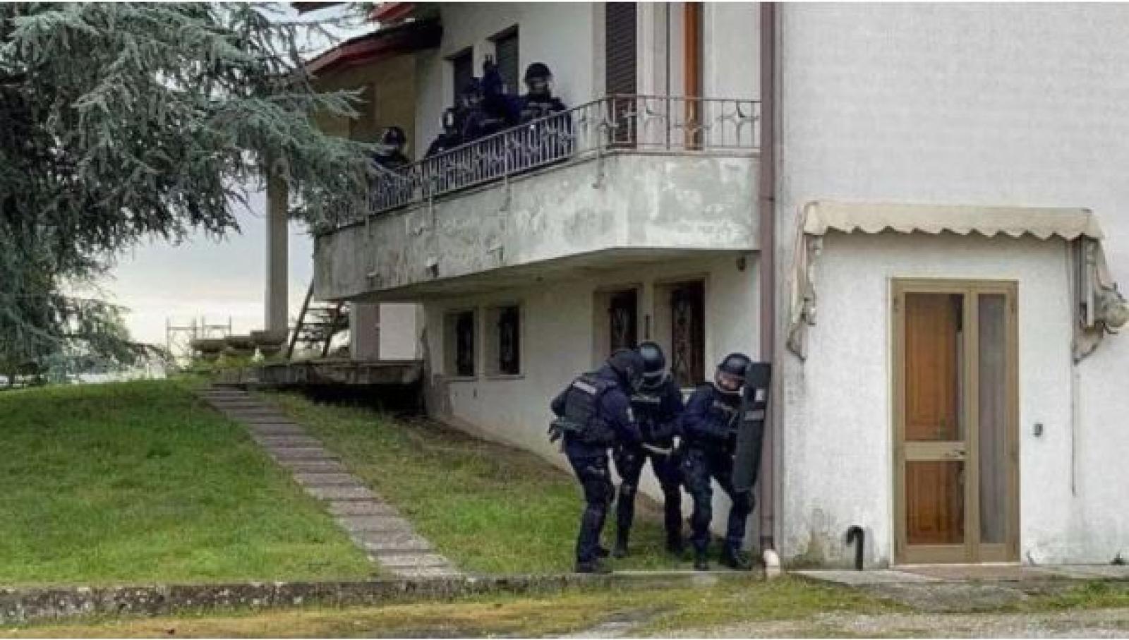 Si barrica con la madre in casa, blitz dei Carabinieri