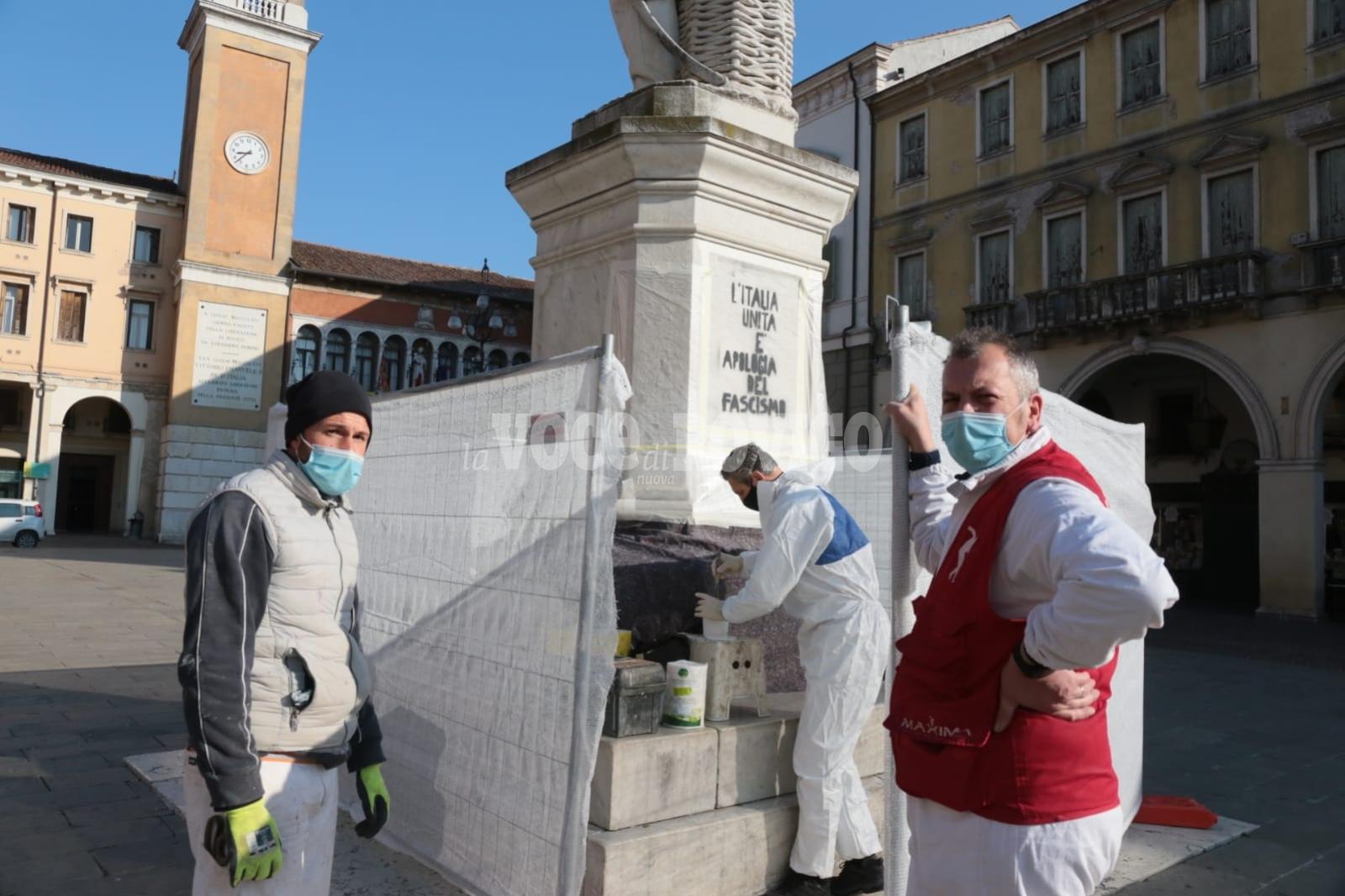 Cancellate le scritte sul monumento in piazza