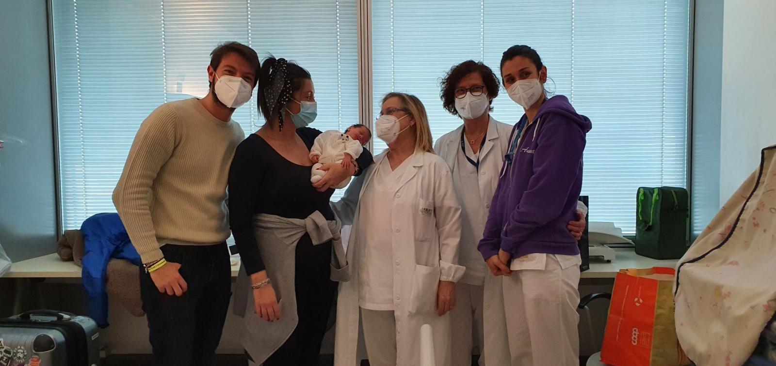 Mamma positiva partorisce in anticipo per salvare la figlia