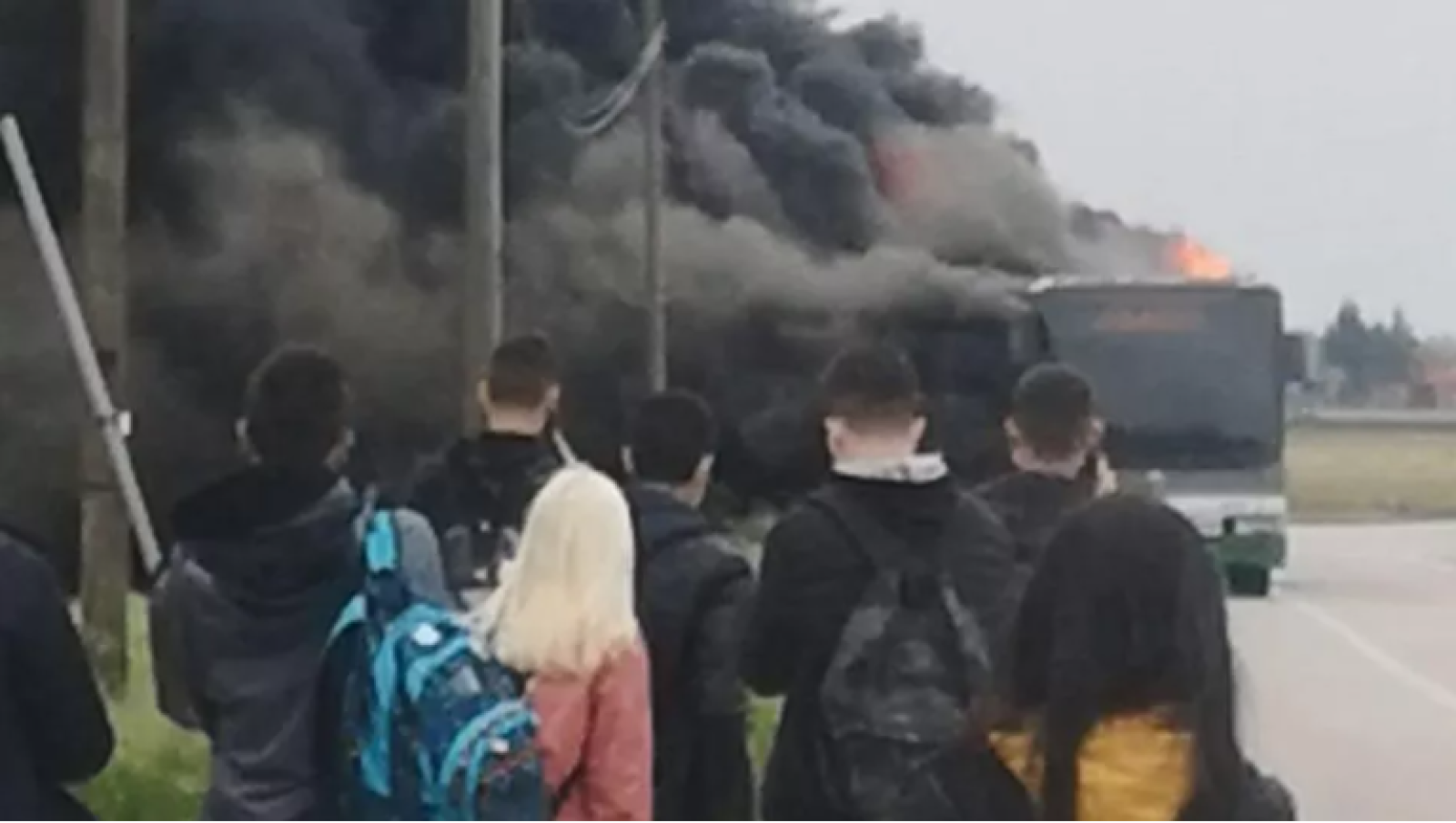 Bus in fiamme panico tra i passeggeri 