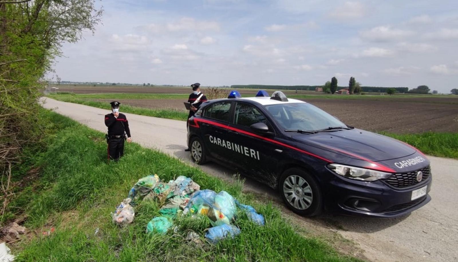 Preso mentre abbandona i rifiuti: glieli fanno raccogliere e lo multano