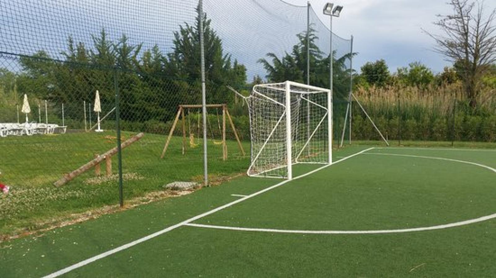 Bestemmie nel campetto, il don toglie le porte 