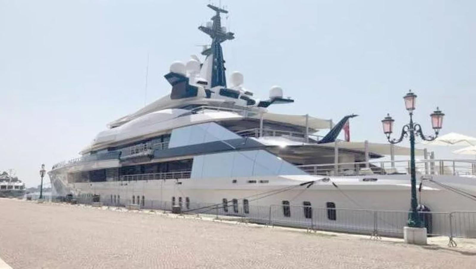 A Venezia arriva lo yacht pi&ugrave; largo di Piazza San Marco