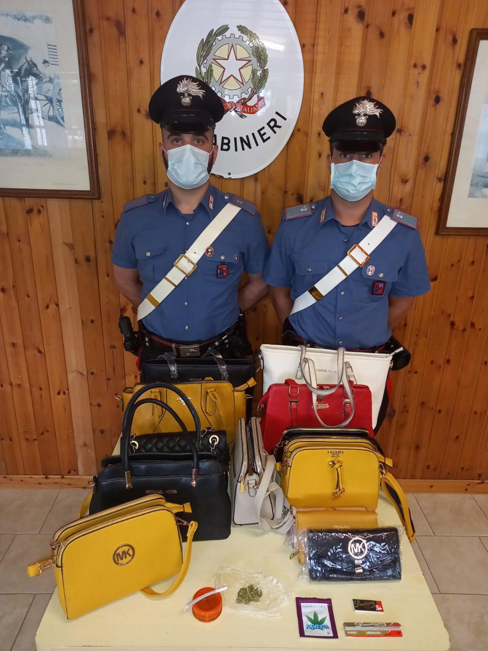 Venditori abusivi, maxi sequestro di merce contraffatta