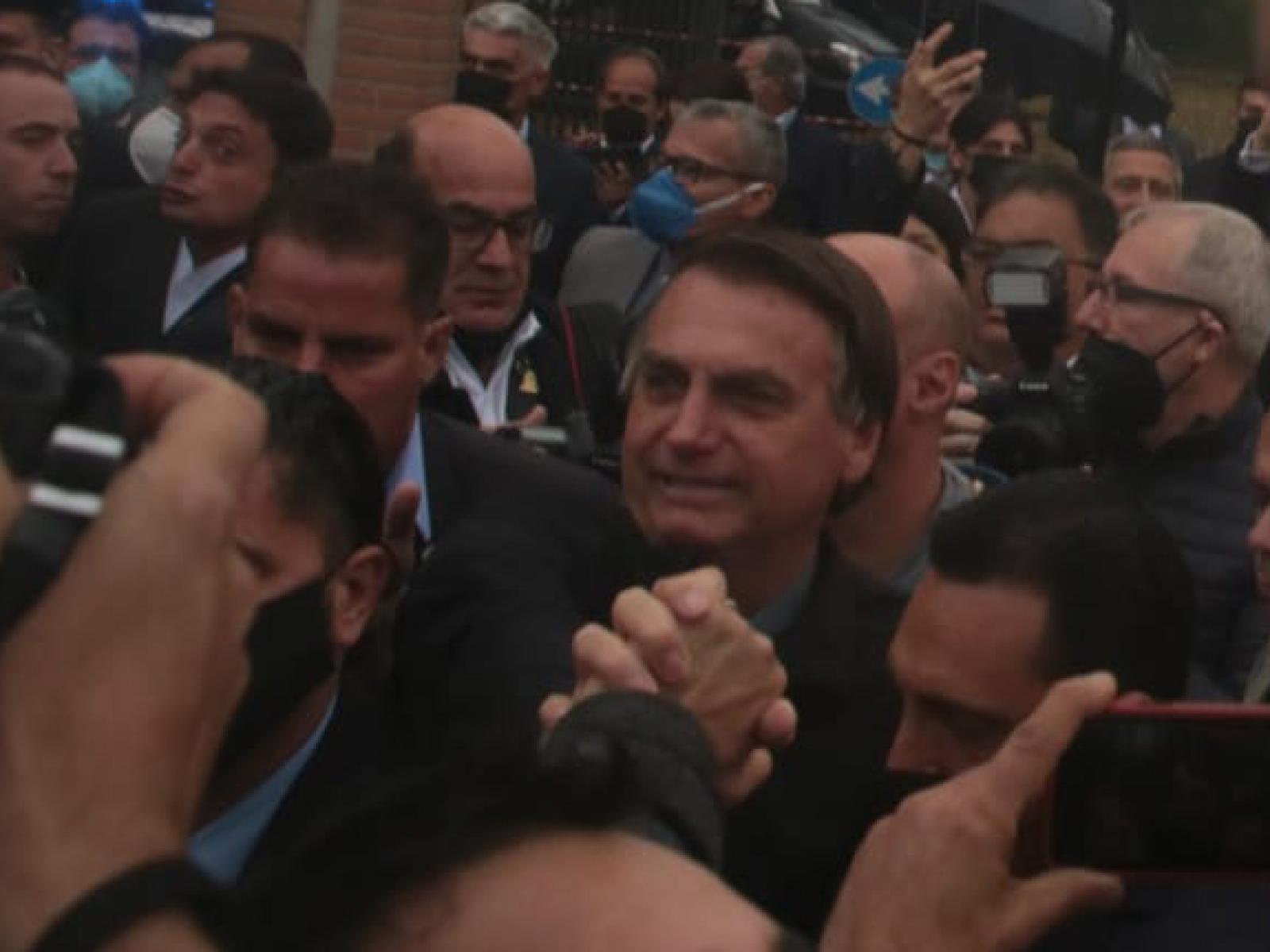 "Via subito la cittadinanza onoraria a Bolsonaro"