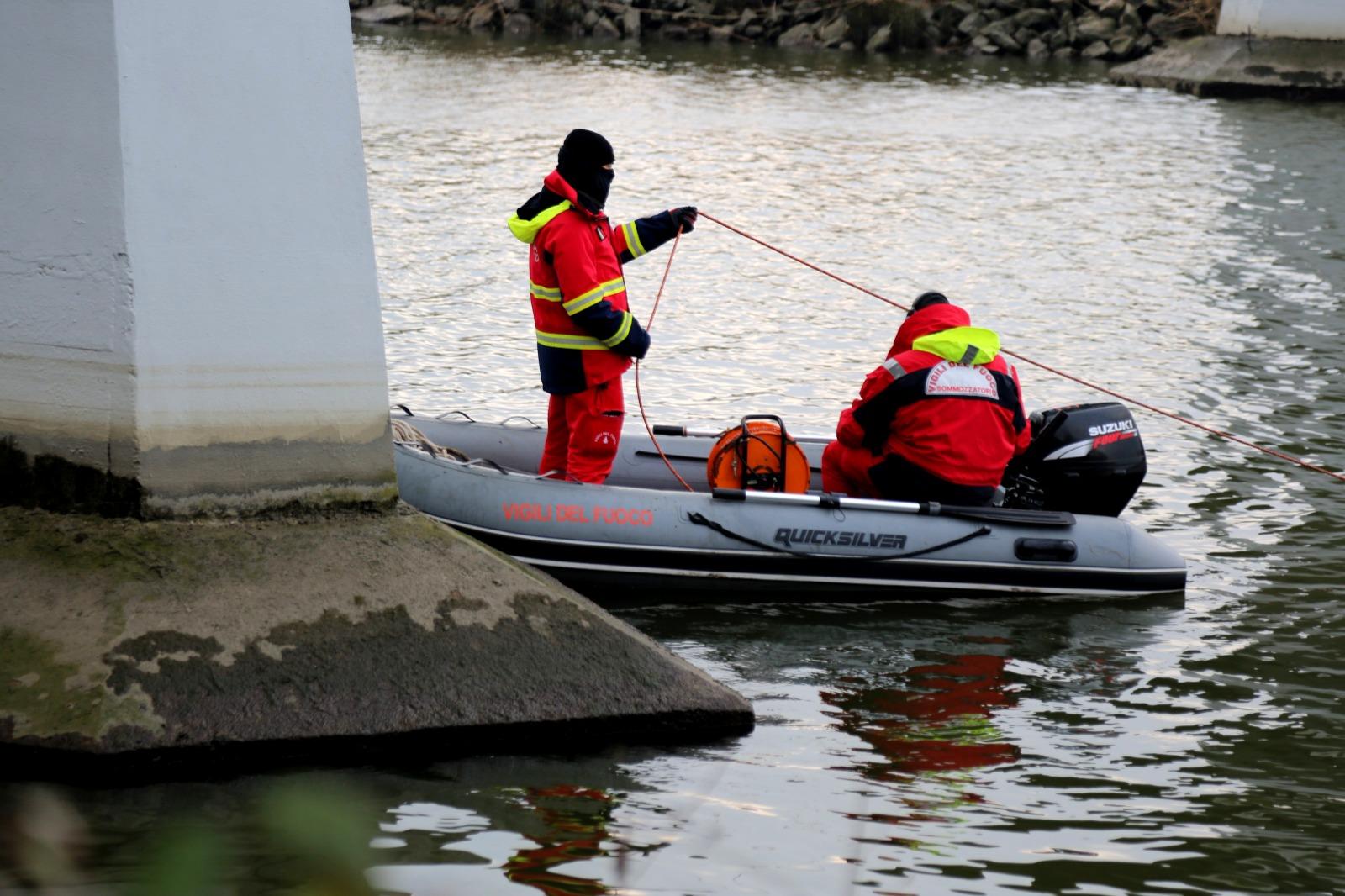 Trovata morta in acqua a 26 anni